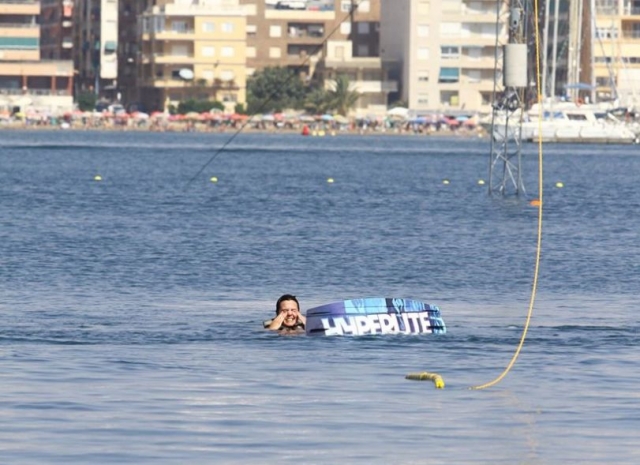 en el agua al caerse de la tabla de wakeboard.jpg